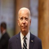 В Вашингтоне президент США Джо Байден подошел к группе журналистов, но не нашел, кому пожать руку, и решил не отвечать на вопросы. Как предположил корреспондент газеты New York Post, американский лидер хотел кого-то поприветствовать, но передумал,