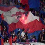 FC東京の花火か発煙筒か、顔がバレないように隠れて腕だけ出してるのが悪質。 #天皇杯