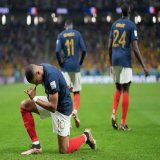フランス代表のユニフォーム、美しくないですか？  品格のネイビー 高貴なゴールド 赤を巧みに差してくる  #FIFAWorldCup  #エムバペ #フランスvsデンマーク