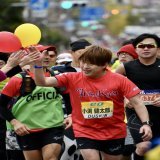 夕陽ヶ丘らへん\u2462 沿道の小渕健太郎応援チームにハイタッチに来てくれて、友人一行おおいに湧く。 そりゃそうだ。 わたし？私は自分の責務をまっとうした！ (3枚目と4枚目の間が私) (それでもカメラを手放しませんでした) (えらい) #大阪マラソン #TEAMKIAI