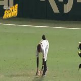 【放送でお伝え出来なかった名シーン】  こちらは糸井選手が定位置のライトの守備位置に別れを告げたシーンです。  スピーチ（全編ノーカット）はこちら   #サンテレビボックス席 #糸井嘉男 選手 #阪神タイガース #引退セレモニー #グラブ置き @itoi7yoshio