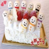 #SnowManデビュー1周年 ということで、 #不二家 さんの雪降る苺のプレミアムロールケーキに9人分の雪だるまを乗せました！