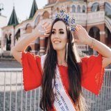 Впервые в истории титул &laquo;Миссис Вселенная&raquo; завоевала красавица из России.&nbsp;&laquo;Миссис Вселенная &mdash; 2022&raquo; Елена Максимова родилась в Кезском районе Удмуртской Республики. Обладательница трех высших образований Максимова р