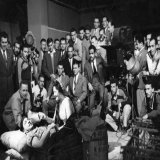 الست تحية كاريوكا، ومحسن سرحان اثناء تصوير فيلم سمارة سنة ٥٦ ، واللي حواليهم دول منتخب المجر لكرة القدم اثناء زيارته لمصر، واللي قاعد عالكرسي بكرافت مقلم دا بوشكاش قائد المنتخب، والله صورة عبثية بس ليها دلالة، ايام ما كان عندنا صناعة بجد بنفرج عليها 