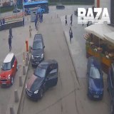 Боец ММА Асхаб Магомедов напал на охранников парковки Москве.  Магомедов объехал шлагбаум и без разрешения вырулил на парковку возле Казанского вокзала.  Полицейские задержали бойца и сразу отпустили. Пострадавшие охранники говорят, что Асхабов показ