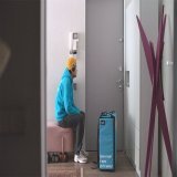 Надо посмотреть  &laquo;На&nbsp;близком расстоянии&raquo;.   Главная героиня&nbsp;&mdash; известная актриса. Во&nbsp;время пандемии она обнаруживает у&nbsp;себя на&nbsp;пороге курьера из&nbsp;Средней Азии без сознания. Она оставляет его у&nbsp;себя&n