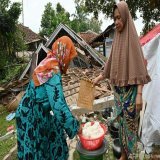 インドネシア地震、被災者が支援訴え 大雨で救助に遅れ
