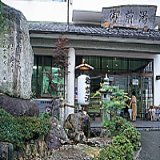 年2回しかお湯を変えない #大丸別荘 だけど【二日市温泉】て本来とても歴史ある由緒正しい温泉で。  例えばココ御前湯は古いが地元民に慕われる良心価格の湯   以前忘れ物した時も丁寧だった高い宿泊費お客からせしめるようなうわべだけの老舗ヅラ旅館よりよっぽど好き