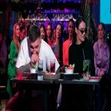Молодая Алена Водонаева обмоталась в американский флаг и срубила дерево в Тюмени
