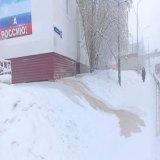 В Якутске 1 января произошла авария, пропали свет и тепло. Дома замёрзли, полопались батареи и котлы. &laquo;Якутия-инфо&raquo; писала, что в местах, где с труб свисают сосульки, прорывы возникали регулярно. Особенно живописно смотрится отвратительно