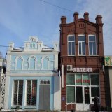 Русня вночі обстріляла Новий Буг (100км на північ від Миколаєва), там моя бабуся і ще купа родичів. Знищили увесь історичний центр - ось такі будівлі, які будували єврейські поселенці ще в ХІХ столітті. Вони пережили 2 світові війни, а цю ні.
