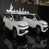 Первые автомобили завода &laquo;Москвич&raquo; поступили в розничную продажу.  Отмечается, что стоимость модели &laquo;Москвич 3е&raquo; с электродвигателем составила 3,5 млн рублей, а кроссовер с двигателем внутреннего сгорания &laquo;Москвич 3&raqu