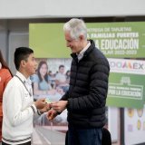 Hoy entregamos m&aacute;s de 12,000 #BecasEdom&eacute;x para dar m&aacute;s y mejores oportunidades a los estudiantes mexiquenses y a sus familias.