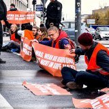 W&auml;hrend die #Ampel den Klimawandel vorschiebt, um ein ganzes Land abzuwirtschaften, sind diese #LetzteGeneration-Extremisten der verl&auml;ngerte Arm der Gr&uuml;nen. Statt diejenigen, die Steuern erwirtschaften, mit solchen Aktionen auch noch z