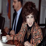 оставил трогательную подпись: "Я видел много звезд на небе. Но таких, как вы, нет". После этого знакомства и появилась знаменитая фотография, на которой актриса целует Гагарина в щеку.   Сегодня Джина Лоллобриджида ушла из жизни в возрасте 95 лет.  С
