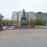 Информация, 2022 18 октября,  Весы Праздничная РФ празднует "День Лицея" установленный Пушкиным А.С. "Наш праздник молодой сиял и пел, и розами венчался". Осень. Погода плюсовая. На фото: Пушкинская площадь, Москва.