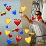 *Tailandia gana el premio* *muestran al pap&aacute; de Mafe con la bandera de Colombia* JABSKSNSKAJAJA #MissColombia #MissUniverse