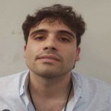 Desde un veh&iacute;culo sujetos ligados al "El chapo" disparan al avi&oacute;n de la fuerza a&eacute;rea de M&eacute;xico que lleg&oacute; al aeropuerto de #Culiac&aacute;n #Sinaloa  esto tras la captura de #Ovidio Guzm&aacute;n. Hijo de Joaqu&iacut