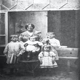 Fini le tri des photos de ma grand m&egrave;re. J'y ai trouv&eacute; deux antiquit&eacute;s: mon arri&egrave;re grand-m&egrave;re, en 1923, avec 4 de ses 5 enfants, dont mon grand-p&egrave;re et mon arri&egrave;re grand-p&egrave;re, en 1900, lors de 