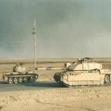 Зустріч в Іраку. Танк Type 69 (копія радянського Т-55) і британський танк Challenger 2, який нам передає Великобританії у кількості 14 одиниць.