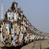 インド人、電車も橋も乗りすぎだよ  インドで吊り橋崩落。重量オーバーが原因か？  ※画像は拾い画ですm(_ _)m #橋崩落 #インド #吊り橋 みなさん無事でありますように