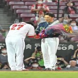 引退する嶋さんへの花束贈呈 カープの選手会を代表して會澤選手から  #嶋基宏 #會澤翼 #swallows #carp 2022-09-30 マツダスタジアム