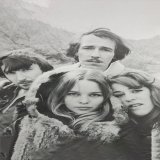 Aussi connu que les Beatles ou Elvis Presley, le groupe The Mamas &amp; The Papas, qui nous a fait r&ecirc;ver de la Californie, prend fin brutalement en m&ecirc;me temps que la p&eacute;riode hippie