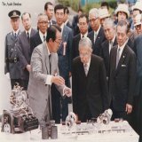 #京セラ とKDDIの創業者で、日本航空（JAL）の経営再建にも尽くした #稲盛和夫 さんが亡くなりました。90歳。 写真は、鹿児島県を訪れていた昭和天皇が工場を視察した際、説明役を担った稲盛和夫さん（左）＝１９８４年  稲盛氏の軌跡を写真で振り返ります。（瀬）