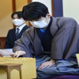 村）棋王戦第4局が栃木県日光市で指され、藤井聡太竜王が渡辺明棋王を破り、通算3勝1敗でタイトルを奪取しました。羽生善治九段が1994年に達成して以来、史上2人目の六冠を史上最年少（20歳8カ月）で達成しました。両者は4月開幕の名人戦でも対戦します（写真は対局開始時、日本将棋連盟提供）