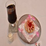 村）栃木県日光市で指されている棋王戦第４局、午前のおやつは渡辺明棋王がとちあいかの生チョコタルトとアイスコーヒー、藤井聡太竜王がきぬの清流（大納言・スカイベリー）とアイスコーヒーでした（写真は日本将棋連盟提供）