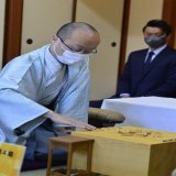 村）棋王戦第４局が栃木県日光市で始まりました。藤井聡太竜王が２連勝した後、渡辺明棋王が１勝を返して迎えた本局。戦型は渡辺棋王の先手で角換わりです（写真は日本将棋連盟提供）