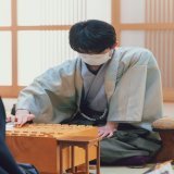 村）東京都千代田区の神田明神で指された叡王戦第１局は、藤井聡太叡王が菅井竜也八段に勝ち、３連覇に向けて好スタートを切りました。三間飛車を採用した菅井八段が玉頭から攻めましたが、藤井叡王がうまく逆用して勝ちきりました。第２局は２３日に名古屋市で（写真は対局開始時、日本将棋連盟提供）