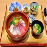 北〕叡王戦第１局の昼食。藤井聡太叡王は海鮮丼と煎茶」、 菅井竜也八段は「旨味を詰めた特製ダレのうなぎ丼」とアイスコーヒー。［写真提供・日本将棋連盟］