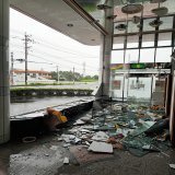 【台風14号】パチンコ店のガラス壁割れる「雨風の音がすごい」　鹿児島県    「店がここまで被害を受けたのは初めて」   店の事務所で台風警戒のために待機していた店長は、突風が吹くような音がしました。  様子を見に行くと、ガラス壁が割れていたといいます。