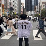 ダルビッシュ有選手のユニフォーム買えて ご満悦のゆう(や) =俺もダルビッシュ裕？？  歩行者天国の秋葉原でパシャリ  調子乗りましたごめんなさい