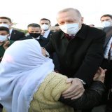 Sevdalısı olduğu milleti i&ccedil;in d&uuml;nyaya meydan okuyan lider, sevdalısı olduğu milletinin sofrasında...  Gayretine biz şahidiz Sayın Cumhurbaşkanım @RTErdogan   #GayretineŞahidizErdoğan