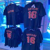 明日以降WBCを現地観戦される方へ(その1) ・グッズショップは球場内外にあります。 ・大谷翔平選手のTシャツは販売されてますが沢山の方々が購入されてました。 ・球場にＮＰＢの選手が沢山観戦されてました。  #侍ジャパン  #侍JAPAN #WBC準々決勝  #ＷＢＣ