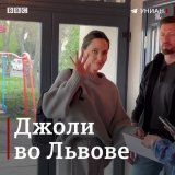В одной из кофеен Львова замечена звезда Голивуда Анджелина Джоли. Что именно она собирается делать в Украине пока неизвестно.