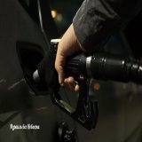 Цена на бензин в США вновь обновила исторический максимум  Стоимость бензина в США поднялась до 4,374 доллара за галлон, побив предыдущий рекорд, достигнутый в марте. Цена на дизельное топливо достигла 5,50 доллара за галлон и также побила рекорд. Са