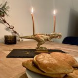 Хаг Ханука самэах, хаверим!  У нас традиционный Ханукиязавр и сочники вместо пончиков.