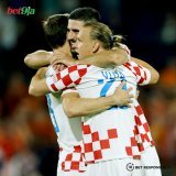34': Netherlands 1-0 Croatia 55': Netherlands 1-1 Croatia 72': Netherlands 1-2 Croatia 90+6': Netherlands 2-2 Croatia  Chaos in the #NationsLeague game between Netherlands vs Croatia last night. What a game it was!