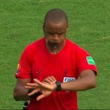 Vous ne r&ecirc;vez pas... Dans la comp&eacute;tition avec le plus de temps additionnel, voici l'arbitre de ce soir #BELCAN