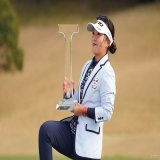 \u25c7国内女子\u25c7Tポイント&times;ENEOSゴルフトーナメント 最終日（19日）  4打差の2位から出た青木瀬令奈が8バーディ、ボギーなしの「64」で回り、大会記録を3打更新する通算17アンダーまで伸ばして逆転優勝した。昨年7月「資生堂レディス」4勝目で、3日間大会54ホールノーボギーでの優勝は史上13人目となった