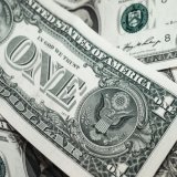 Доллар поднялся выше 70 рублей на торгах на Мосбирже   После укрепления рубля на этой недели, и падении доллара ниже 66 рублей, курс начал подниматься на тогах 6 мая.