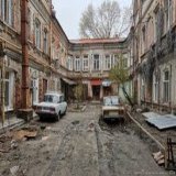 Львів без світла, але щойно в мене з-під хати вивезли сміття!  Тим часом Саратов:
