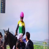 和生騎手が戻って来てすぐに厩務員さんとタイトルホルダーにお礼に行く典さんが良いお父さんで泣けました\ud83e\udd79  #天皇賞春  #タイトルホルダー #横山和生騎手 #横山典弘騎手