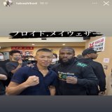内山高志さんとメイウェザーの貴重なツーショット