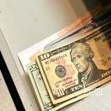 Доллар дал заднюю и стал дешеветь. Курсы валют 21 марта   Доллар одумался и стал дешеветь со свойственной ему неплохой амплитудой. Так и хочется спросить: а что случилось? Российский рубль пошел вверх. Что происхо
