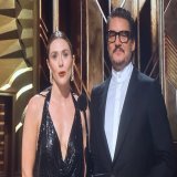 | اليزبيث أولسن و بيدرو باسكال من تقديم جائزة أفضل فيلم وثائقي قصير  #Oscars