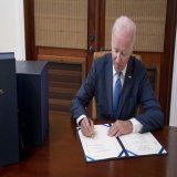 Байден підписав бюджет США на 2023 рік з багатомільярдною допомогою Україні.  Президент Джо Байден підписав бюджет США на 2023 фінансовий рік. Документ включає багатомільярдну допомогу Україні.